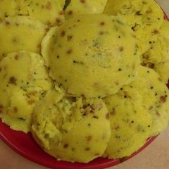 A picture of Makki (corn)flour idli.