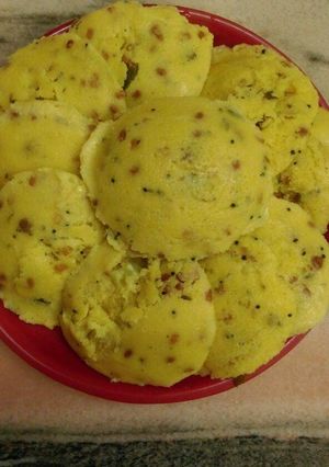 A picture of Makki (corn)flour idli.