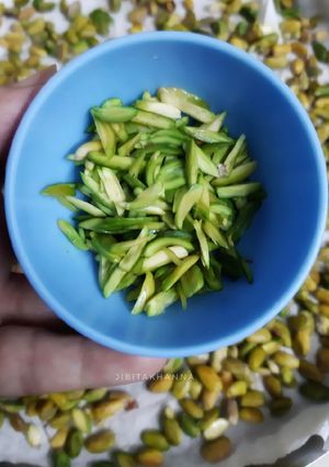 A picture of Green Pistachio or white almond slivers.