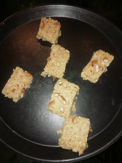 सफेद तिल की बर्फी (Safed til ki barfi recipe in Hindi) रेसिपी मुख्य फोटो