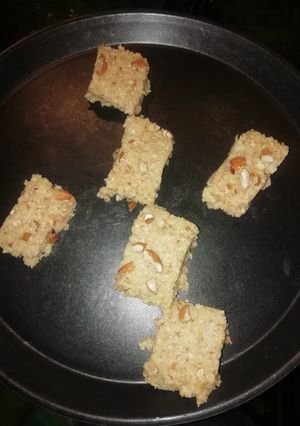 सफेद तिल की बर्फी (Safed til ki barfi recipe in Hindi) रेसिपी मुख्य फोटो