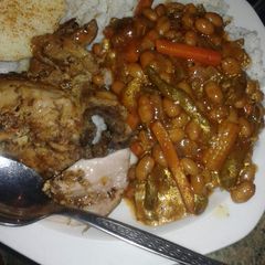A picture of Fried chicken with vegetables.