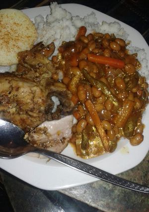 A picture of Fried chicken with vegetables.