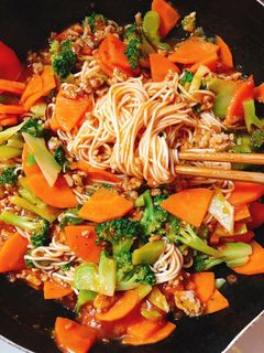 Hình của món Bún thịt xào rau củ.