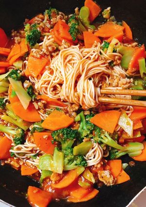 Hình của món Bún thịt xào rau củ.