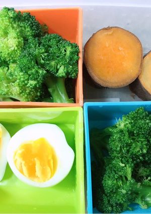 Hình của món “Khoai lang, trứng và súp lơ”.