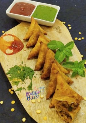 ચણાની દાળ ના સમોસા(Chana ni dal na Samosa recipe in gujarati) રેસીપી મુખ્ય ફોટો