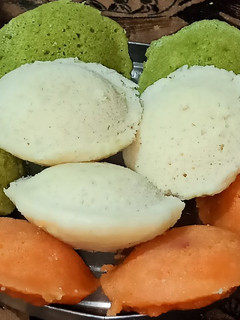 तिरंगी रवा इडली(Tirangi rava idli recipe in HindI) रेसिपी मुख्य फोटो