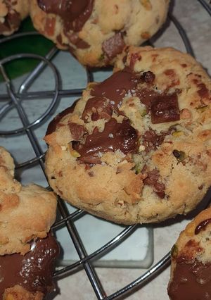 Une photo de -Gros cookies moelleux à l'intérieur-
