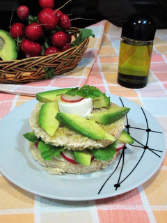 Una foto de Sándwich de pan de molde con aguacate, rábanos rosa y queso de cabra