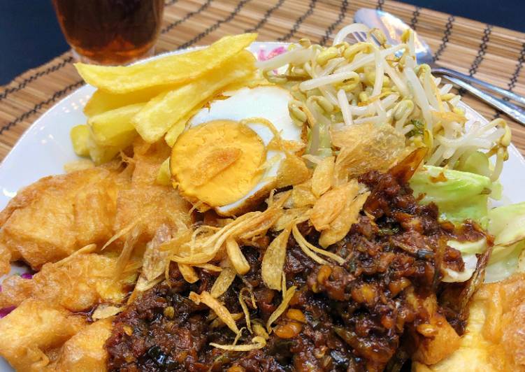 Lontong Tahu Telur