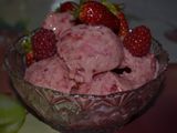 Înghețată cu zmeură, căpșuni și creme anglaise