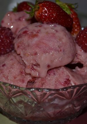 O poză a rețetei Înghețată cu zmeură, căpșuni și creme anglaise.