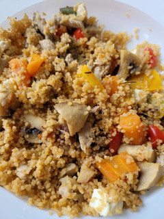 Una foto de Cous cous con verduras y cerdo al romero con Thermomix
