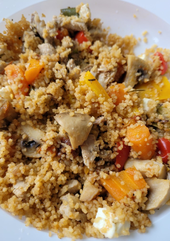 Una foto de Cous cous con verduras y cerdo al romero con Thermomix