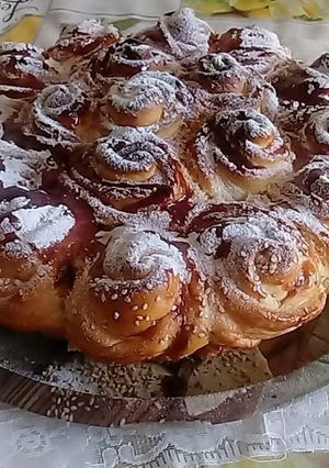 Une photo de Brioche forme Florale