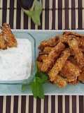 Bastones de berenjena, corn flakes y salsa tsatsiki de yogurt