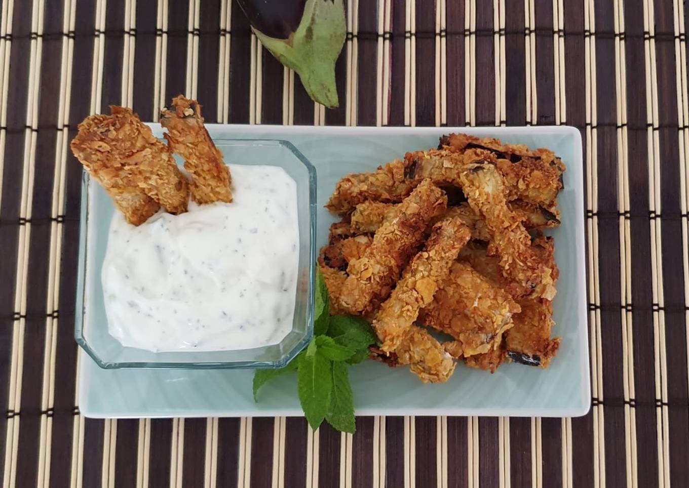 Bastones de berenjena, corn flakes y salsa tsatsiki de yogurt