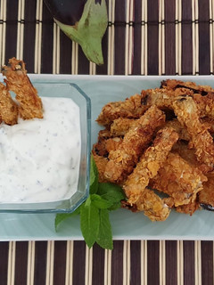 Una foto de Bastones de berenjena, corn flakes y salsa tsatsiki de yogurt