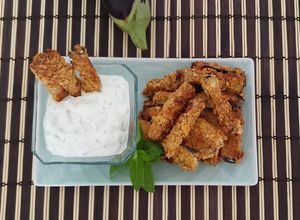 Una foto de Bastones de berenjena, corn flakes y salsa tsatsiki de yogurt