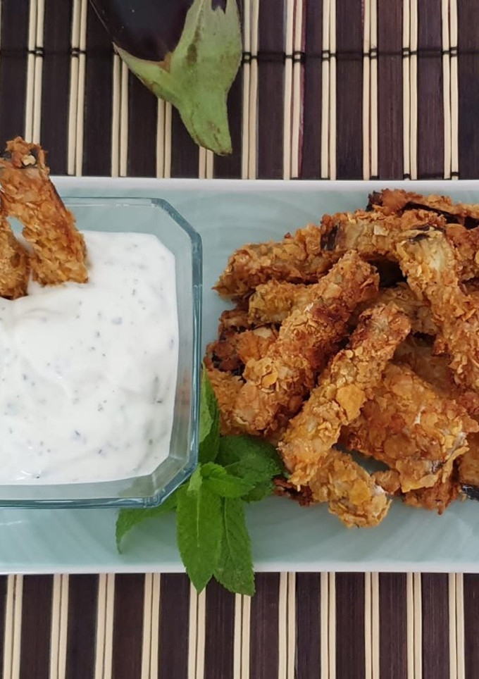 Una foto de Bastones de berenjena, corn flakes y salsa tsatsiki de yogurt