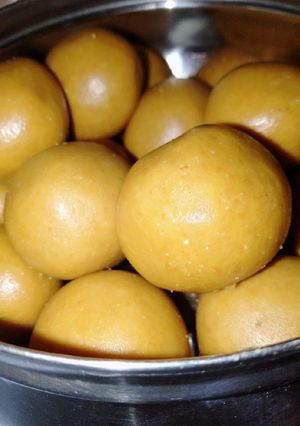 A picture of Besan Ladoo.