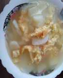 Caldo de papá con huevo en tortilla