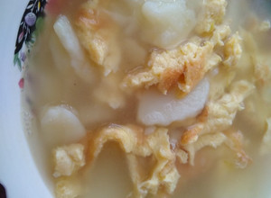 Una foto de Caldo de papá con huevo en tortilla