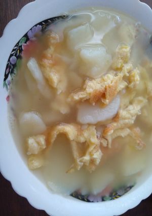 Una foto de Caldo de papá con huevo en tortilla