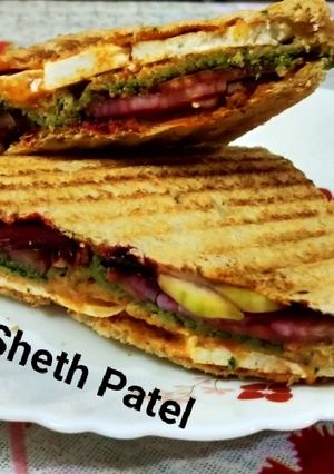 સેઝવાન વેજ પનીર ક્લબ સેન્ડવિચ (Schezwan Veg Paneer Club Sandwich Recipe In Gujarati) રેસીપી મુખ્ય ફોટો