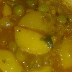 A picture of Aloo matar.