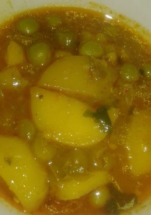 A picture of Aloo matar.