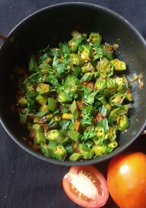 मसाला भेंडी (masala bhendi recipe in marathi) रेसिपी चे मुख्य फोटो 