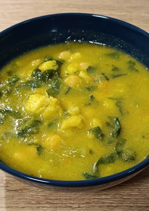 Foto principal de Bacalao con garbanzos y acelgas en crema de verduras al aroma de azafrán