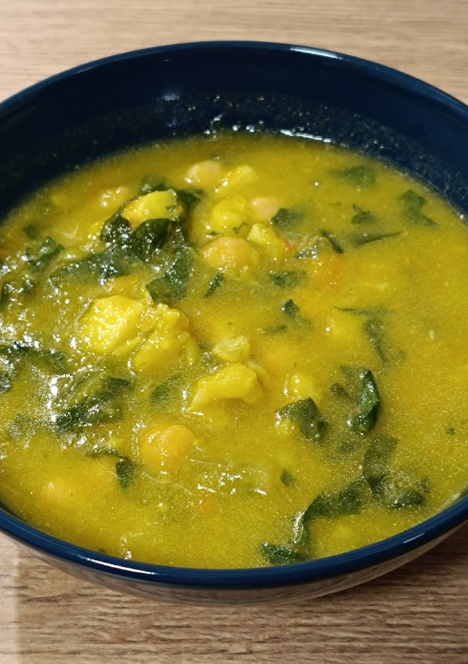 Una foto de Bacalao con garbanzos y acelgas en crema de verduras al aroma de azafrán