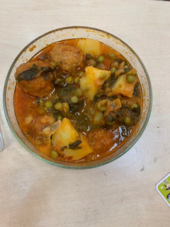 Una foto de Albóndigas con espinacas, patatas y guisantes