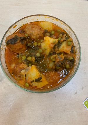 Foto principal de Albóndigas con espinacas, patatas y guisantes