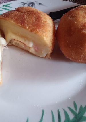 Una foto de Bolitas de papa, queso y paleta