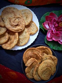 चटपटी मसाला मठरी (Chatpati masala mathri recipe in Hindi) रेसिपी मुख्य फोटो