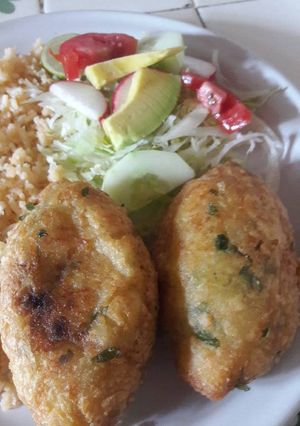 Una foto de Tortitas de papa rellenas de picadillo y queso