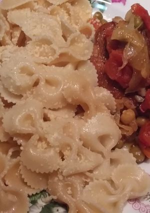 Una foto de Pollo con verduras y fideos