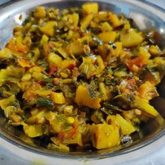 A picture of Spring onion potato stir-fry.