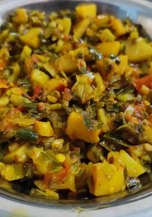 A picture of Spring onion potato stir-fry.