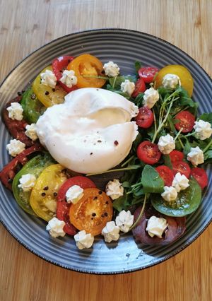 Une photo de Buratta de bufala tomates colorées et boules de tartare