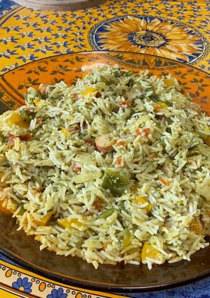 Une photo de Riz aux poivrons tricolores, saucisses alsaciennes, tomates et pesto