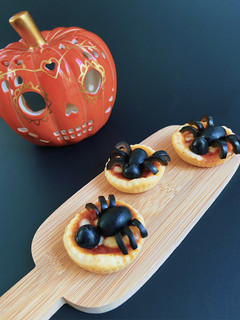 Une photo de Tartelettes à la tomate et au fromage 🎃