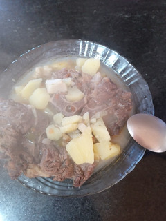 Una foto de Caldo de carne con papas y ñame