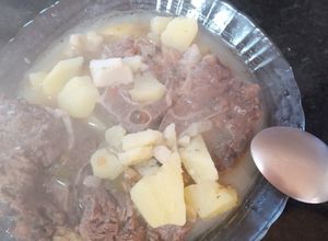 Caldo de carne con papas y ñame Una foto de Caldo de carne con papas y ñame