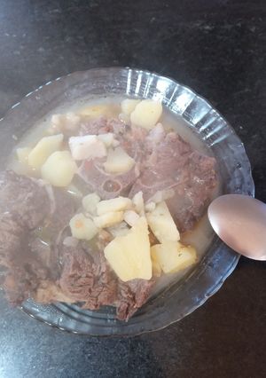 Una foto de Caldo de carne con papas y ñame