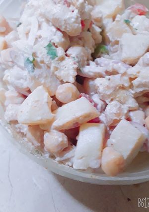 A picture of Fruits and chick peas salad.
